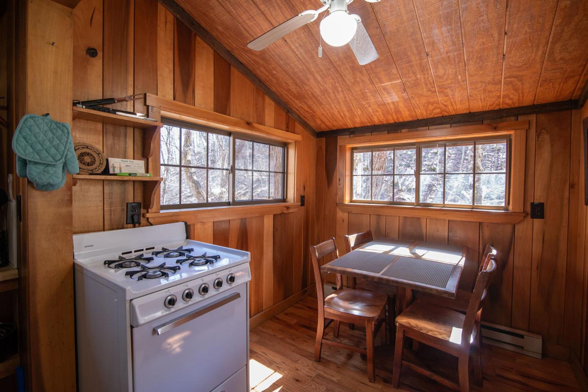 Moore House Inn & Cabins Marlinton Room photo