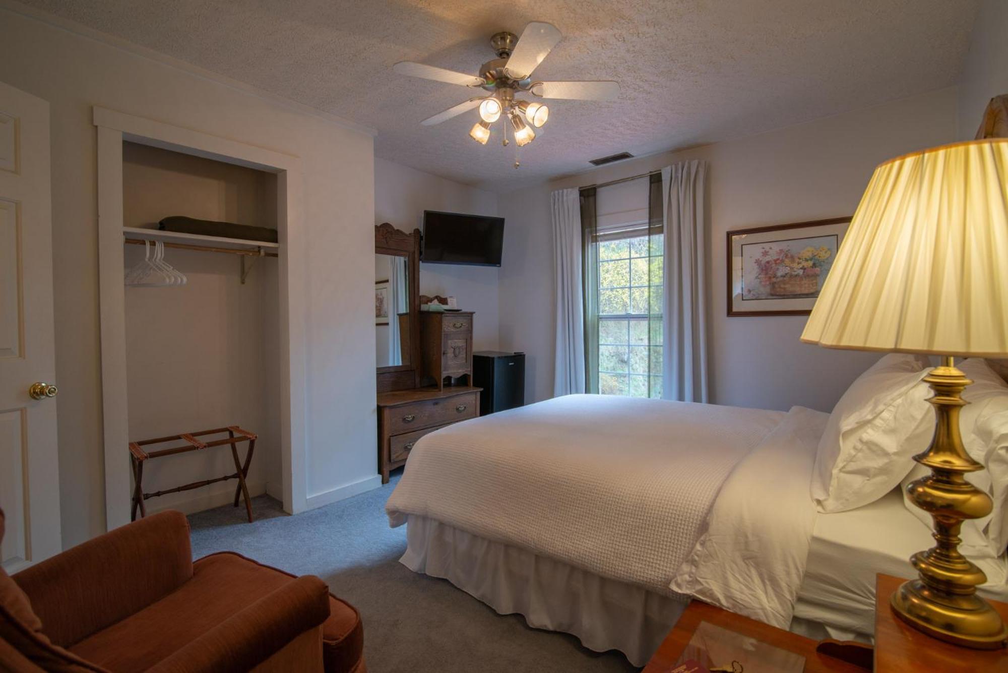 Moore House Inn & Cabins Marlinton Room photo